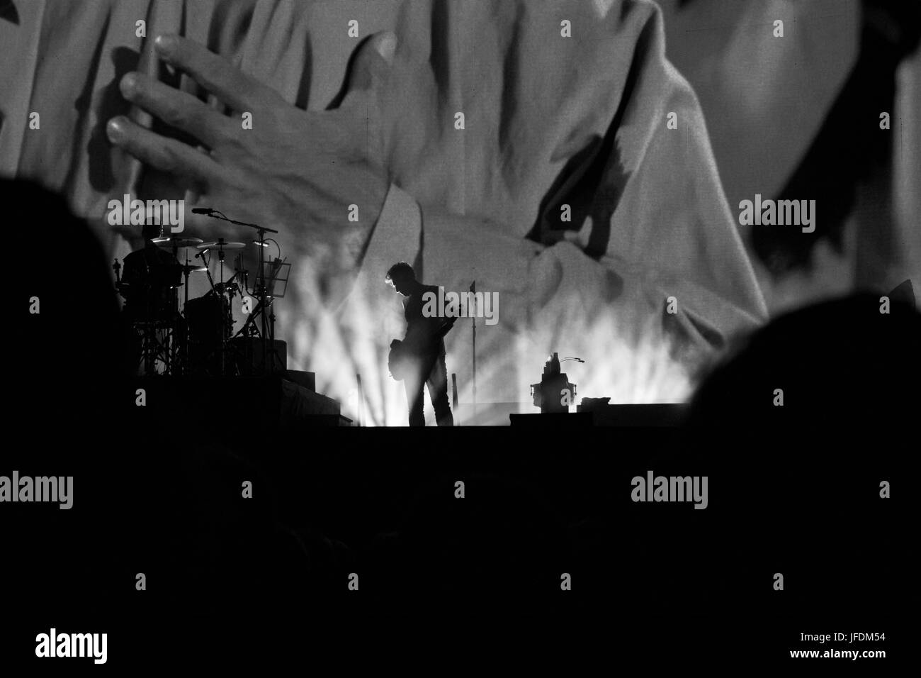 U2 Joshua Tree trentesimo anniversario 1987-2017 una serie di immagini che mostra lo stato d'animo U2's Joshua Tree 30 anni di anniversario reunion tour a MetLife stadium NJ Foto Stock