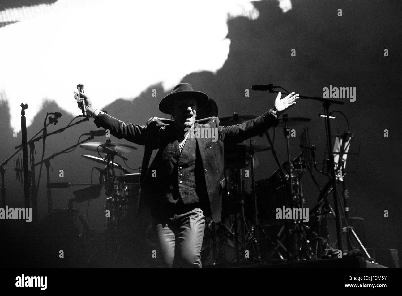 U2 Joshua Tree trentesimo anniversario 1987-2017 una serie di immagini che mostra lo stato d'animo U2's Joshua Tree 30 anni di anniversario reunion tour a MetLife stadium NJ Foto Stock