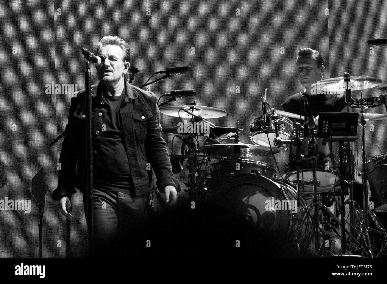 U2 Joshua Tree trentesimo anniversario 1987-2017 una serie di immagini che mostra lo stato d'animo U2's Joshua Tree 30 anni di anniversario reunion tour a MetLife stadium NJ Foto Stock