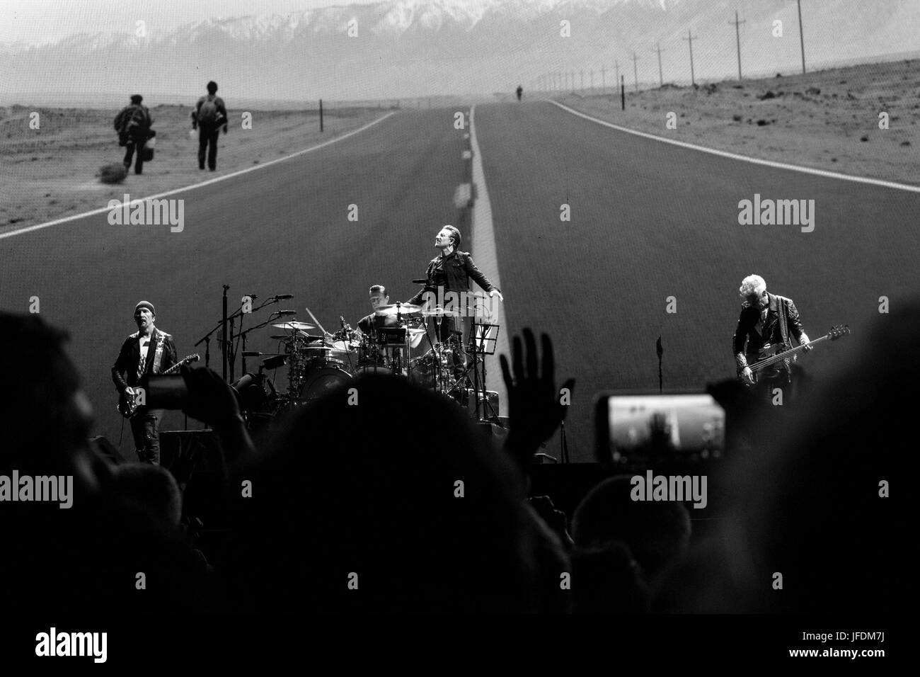 U2 Joshua Tree trentesimo anniversario 1987-2017 una serie di immagini che mostra lo stato d'animo U2's Joshua Tree 30 anni di anniversario reunion tour a MetLife stadium NJ Foto Stock