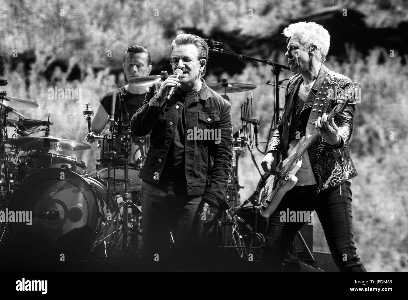 U2 Joshua Tree trentesimo anniversario 1987-2017 una serie di immagini che mostra lo stato d'animo U2's Joshua Tree 30 anni di anniversario reunion tour a MetLife stadium NJ Foto Stock
