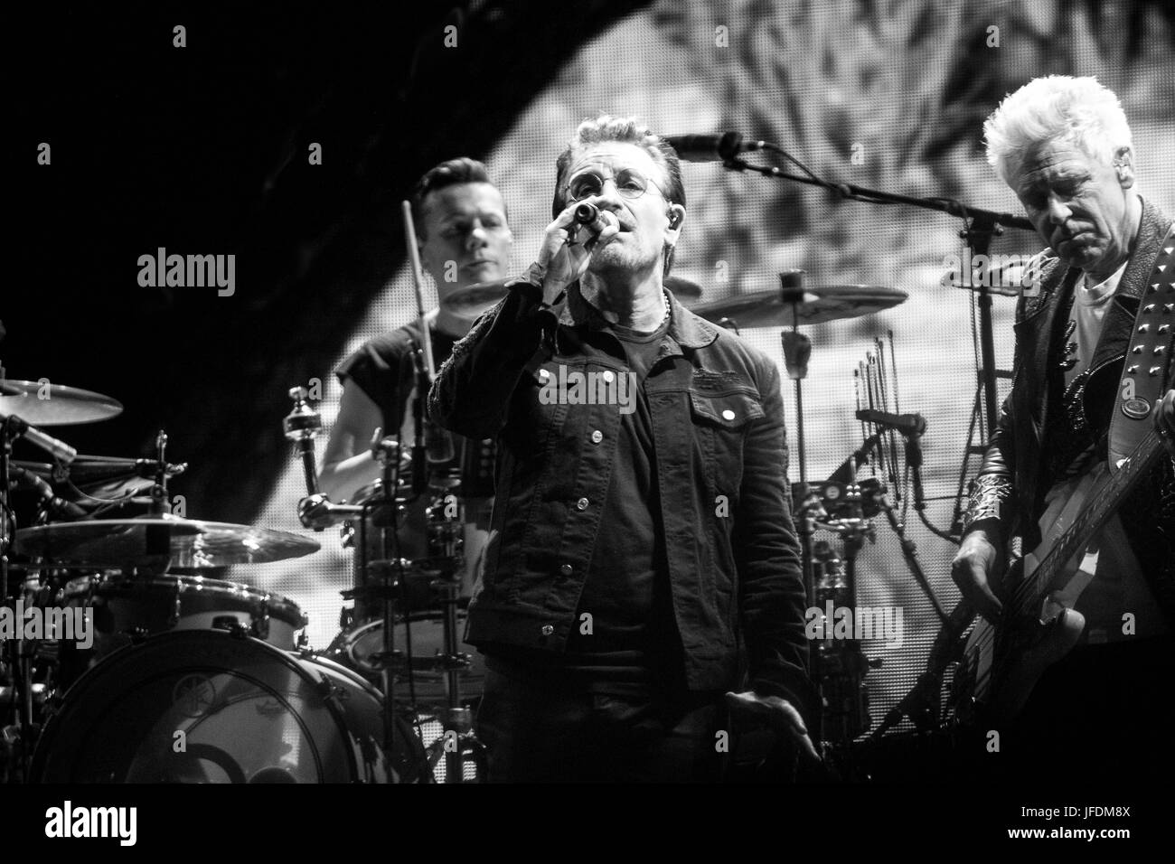 U2 Joshua Tree trentesimo anniversario 1987-2017 una serie di immagini che mostra lo stato d'animo U2's Joshua Tree 30 anni di anniversario reunion tour a MetLife stadium NJ Foto Stock