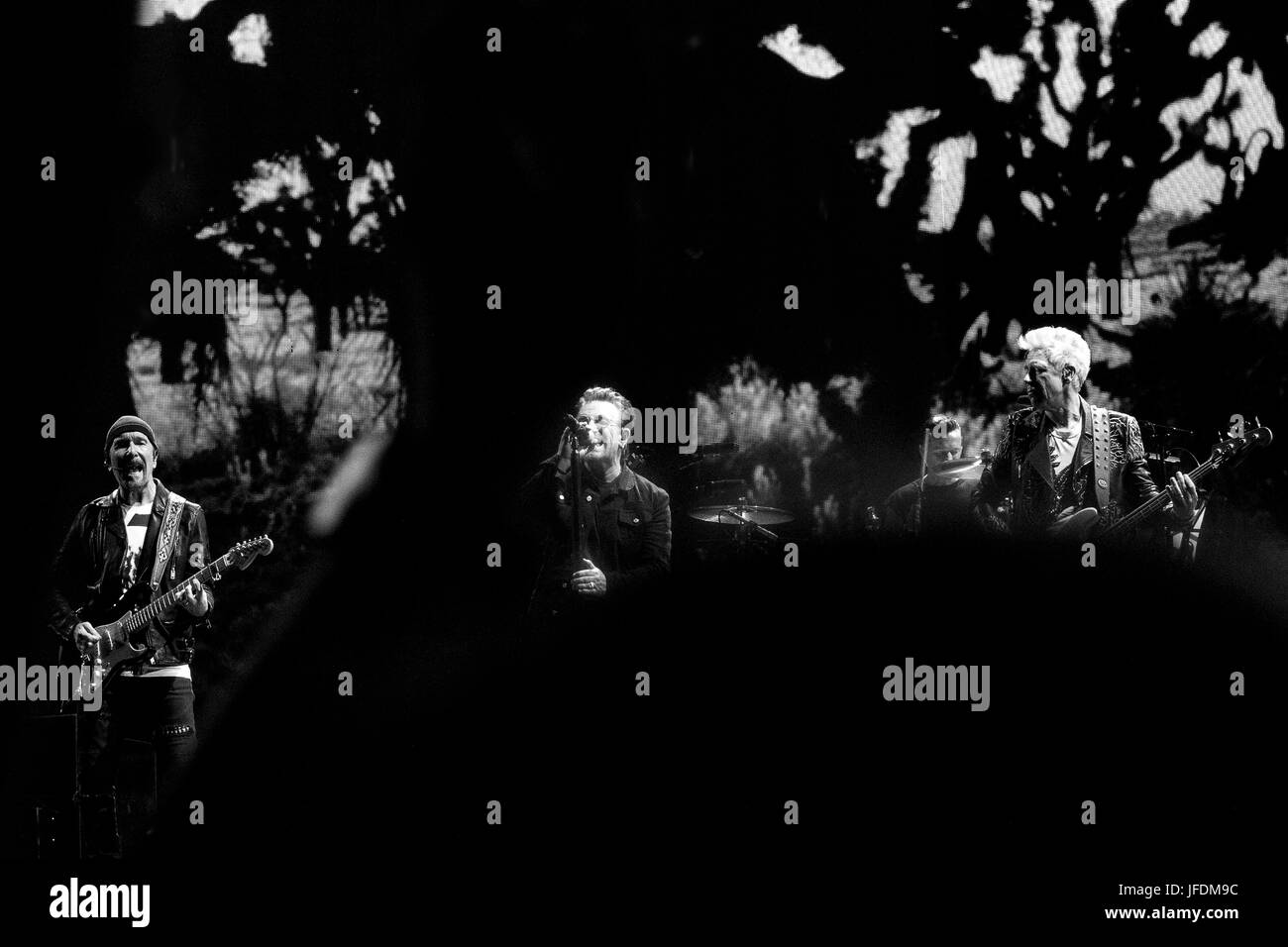 U2 Joshua Tree trentesimo anniversario 1987-2017 una serie di immagini che mostra lo stato d'animo U2's Joshua Tree 30 anni di anniversario reunion tour a MetLife stadium NJ Foto Stock