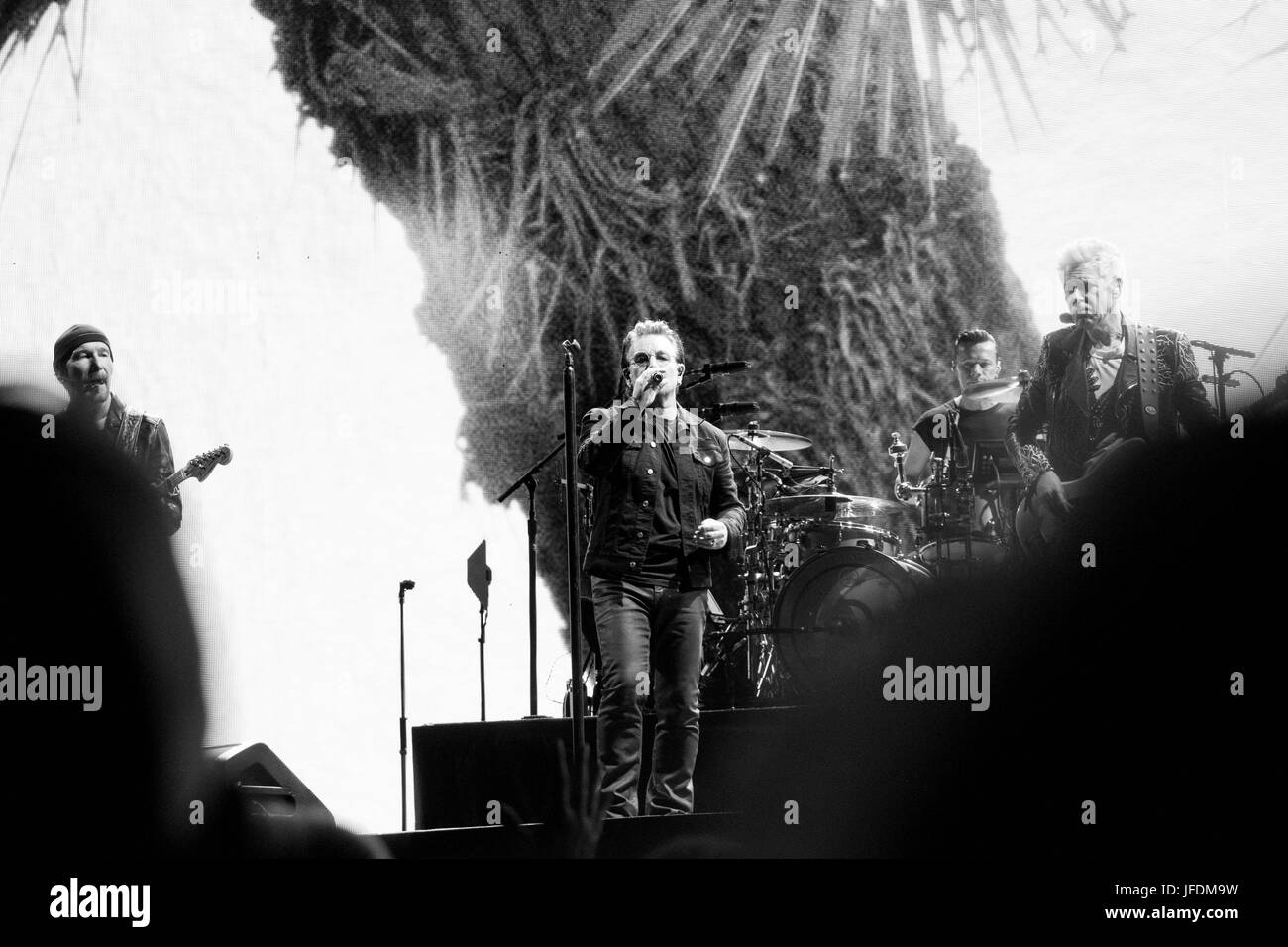 U2 Joshua Tree trentesimo anniversario 1987-2017 una serie di immagini che mostra lo stato d'animo U2's Joshua Tree 30 anni di anniversario reunion tour a MetLife stadium NJ Foto Stock