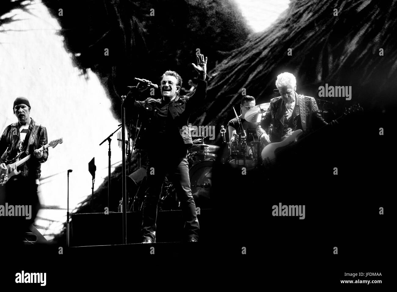 U2 Joshua Tree trentesimo anniversario 1987-2017 una serie di immagini che mostra lo stato d'animo U2's Joshua Tree 30 anni di anniversario reunion tour a MetLife stadium NJ Foto Stock