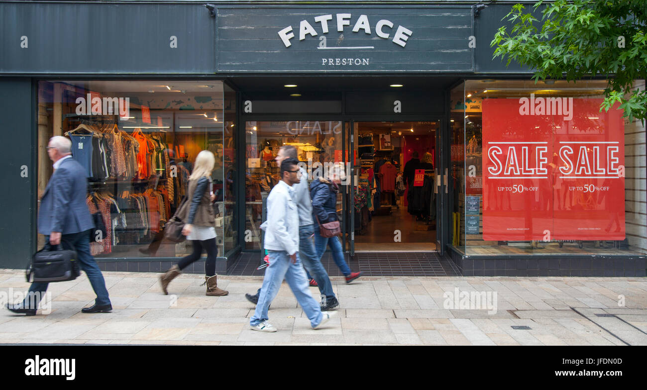 Fatface negozio di fronte con vendite estate poster in Fishergate, Preston, Regno Unito Foto Stock