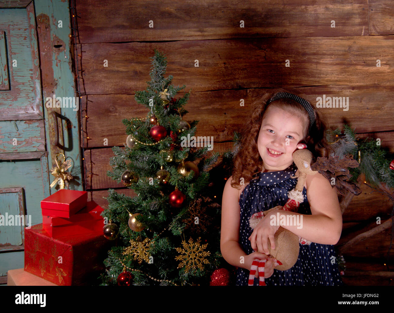 Felice bambina decorare albero di Natale Foto Stock