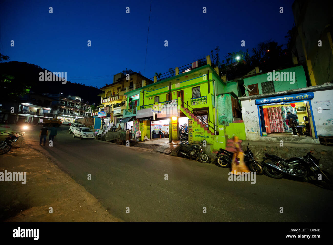 Street View in città Rudraprayag al crepuscolo. Jim Corbett è venuto a questa città quando dopo la famosa maneating leopard di Rudraprayag, Uttarakhand, India Foto Stock