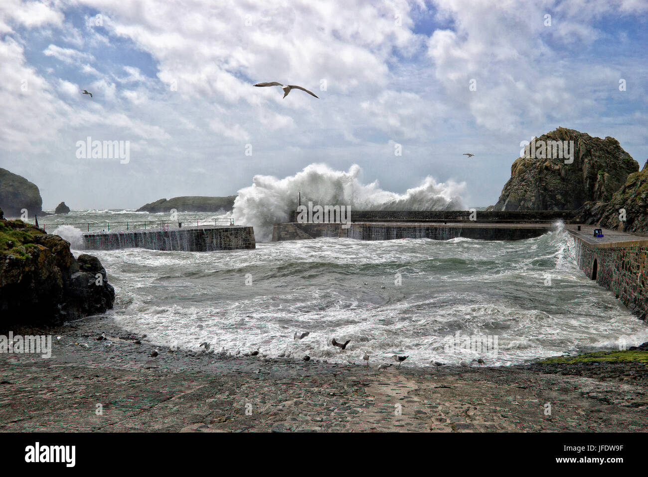Mullion Harbour,Lizard,cornwall, pesante mare tempestoso,vento di burrasca,grandi onde,Inghilterra, Foto Stock