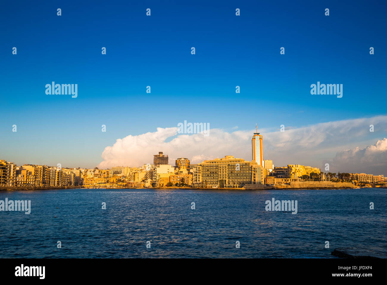 Sliema, Malta - panoramica vista sullo skyline di Sliema a golden ora al mattino Foto Stock