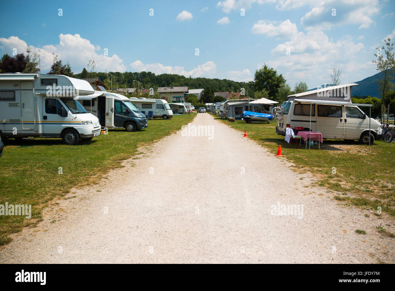 TRAUNSEE, Austria - 20.06.2017: Rimorchi camping sul lago Traunsee shore nelle Alpi austriache Foto Stock