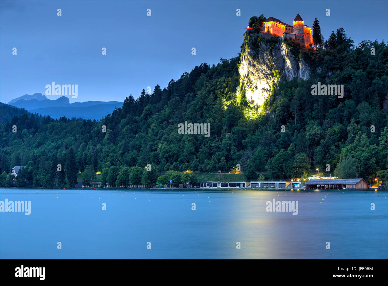 Il castello di Bled visto al blue ora dal lago di Bled Slovenia Foto Stock