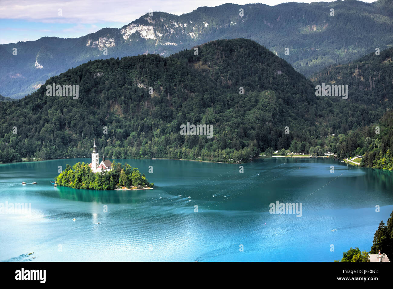 Chiesa dell'Assunzione isola vista in una perfetta giornata estiva sul lago di Bled Slovenia Foto Stock
