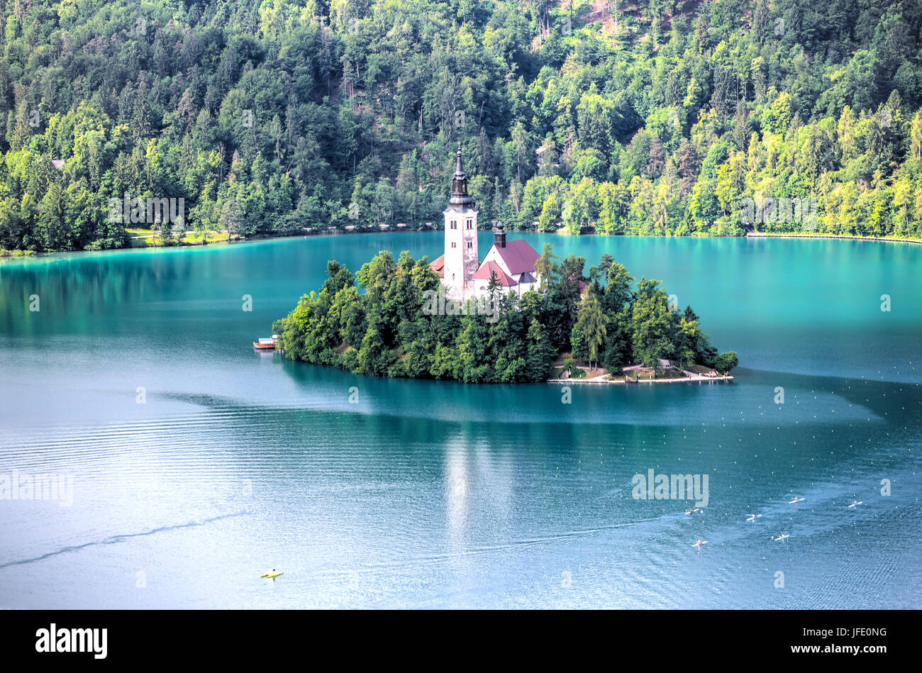 Chiesa dell'Assunzione isola vista in una perfetta giornata estiva sul lago di Bled Slovenia Foto Stock