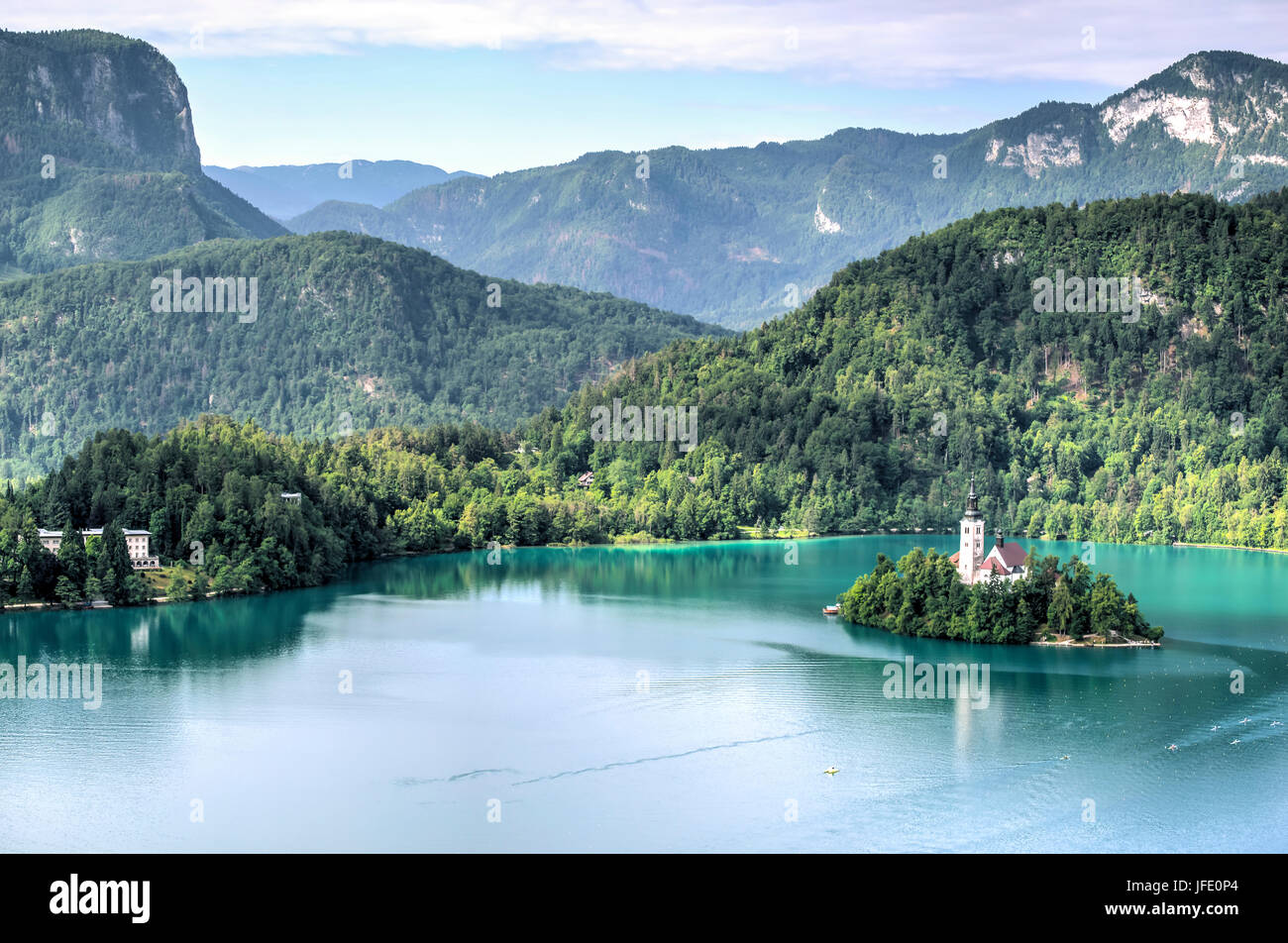 Chiesa dell'Assunzione isola vista in una perfetta giornata estiva sul lago di Bled Slovenia Foto Stock