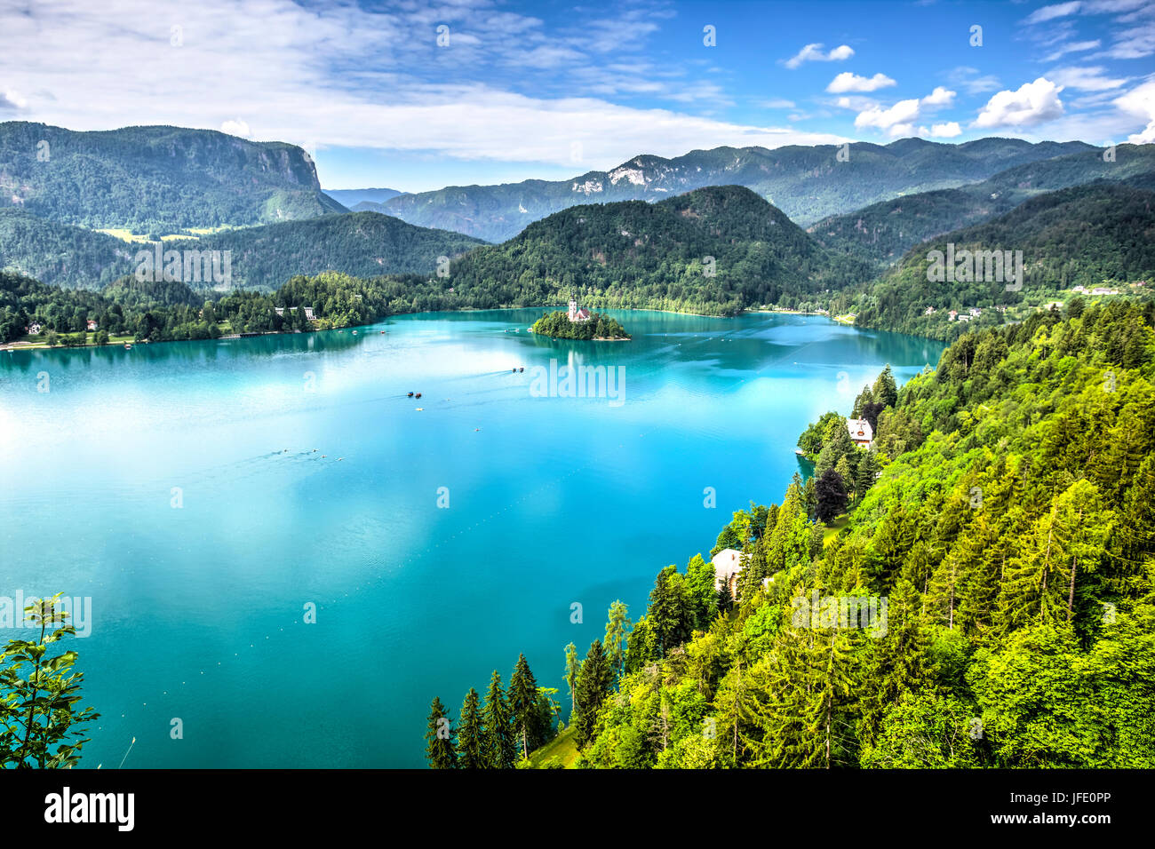 Chiesa dell'Assunzione isola vista in una perfetta giornata estiva sul lago di Bled Slovenia Foto Stock