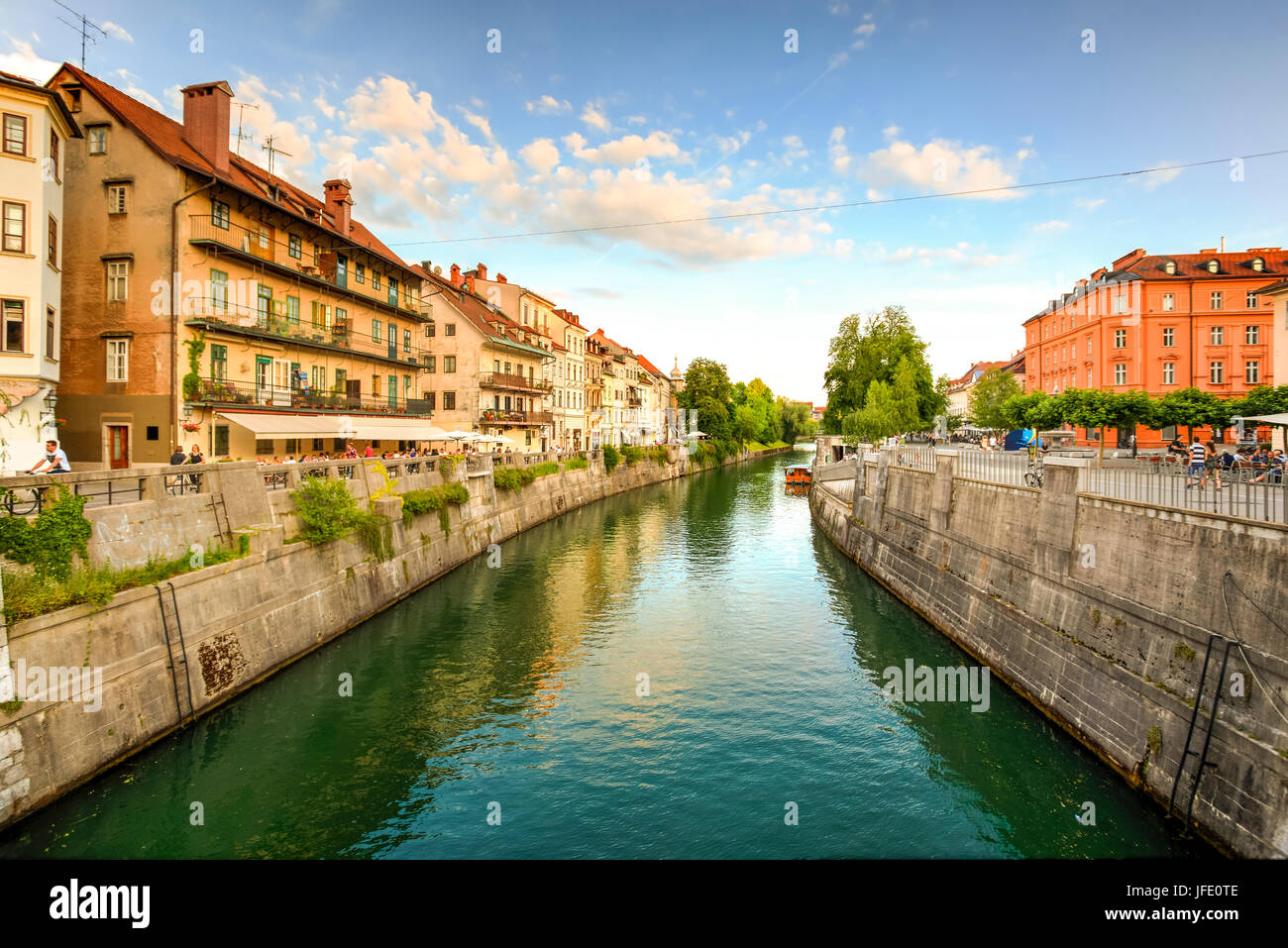 Vista del fiume Ljubljanica che fluisce attraverso il canale di Gruber nella città di Lubiana, Slovenia Foto Stock