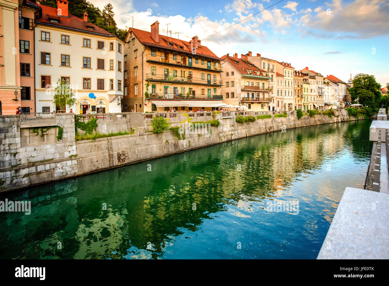 Vista del fiume Ljubljanica che fluisce attraverso il canale di Gruber nella città di Lubiana, Slovenia Foto Stock