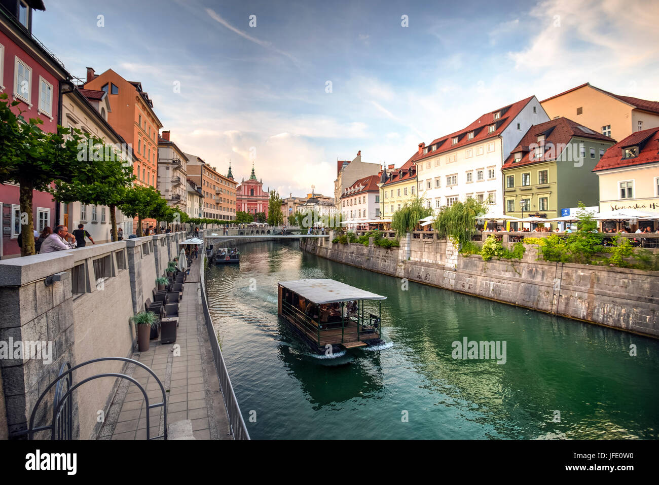 Vista del fiume Ljubljanica che fluisce attraverso il canale di Gruber nella città di Lubiana, Slovenia Foto Stock