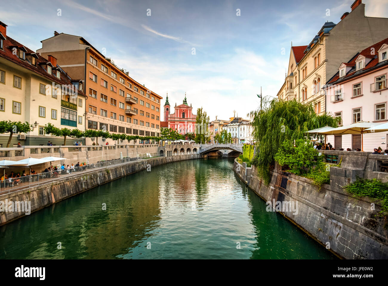 Vista del fiume Ljubljanica che fluisce attraverso il canale di Gruber nella città di Lubiana, Slovenia Foto Stock