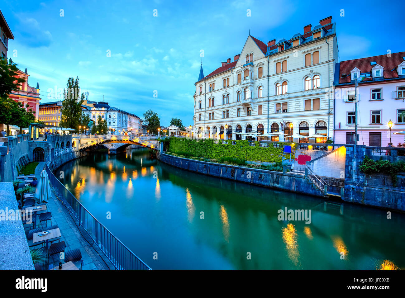 Le strade di Lubiana visto al blue ora, Slovenia Foto Stock