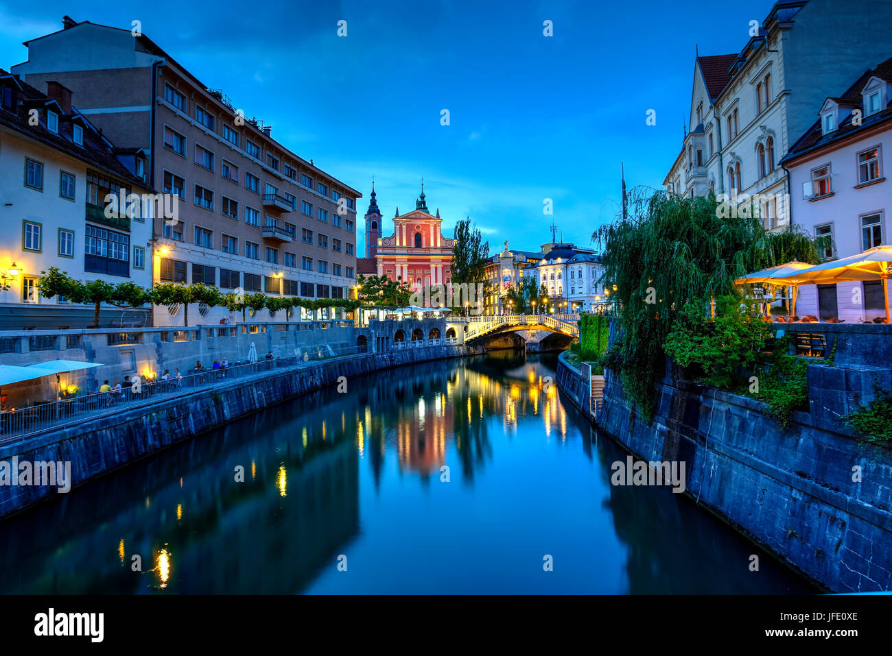 Le strade di Lubiana visto al blue ora, Slovenia Foto Stock