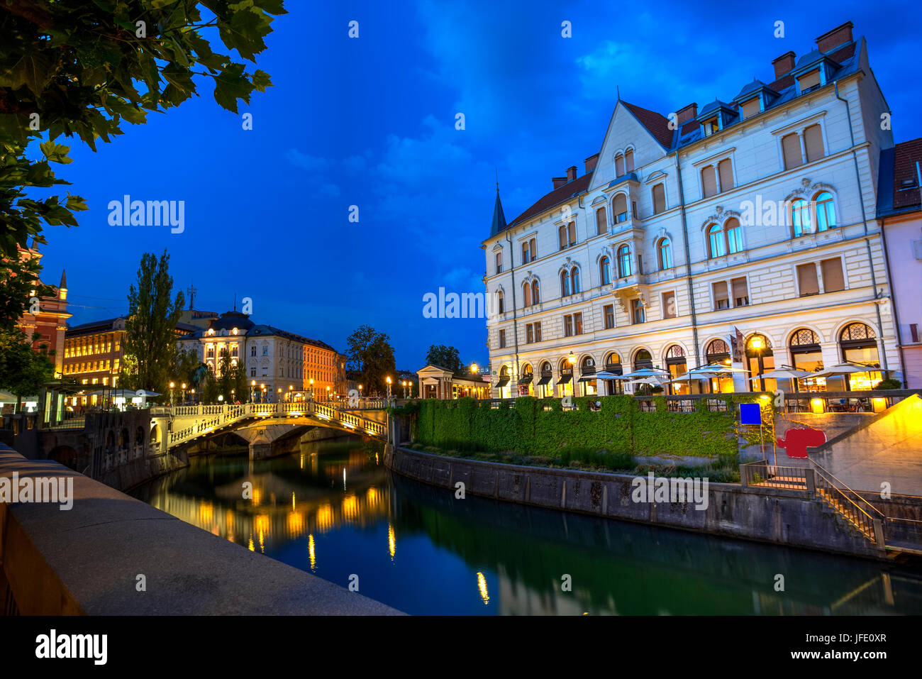 Le strade di Lubiana visto al blue ora, Slovenia Foto Stock