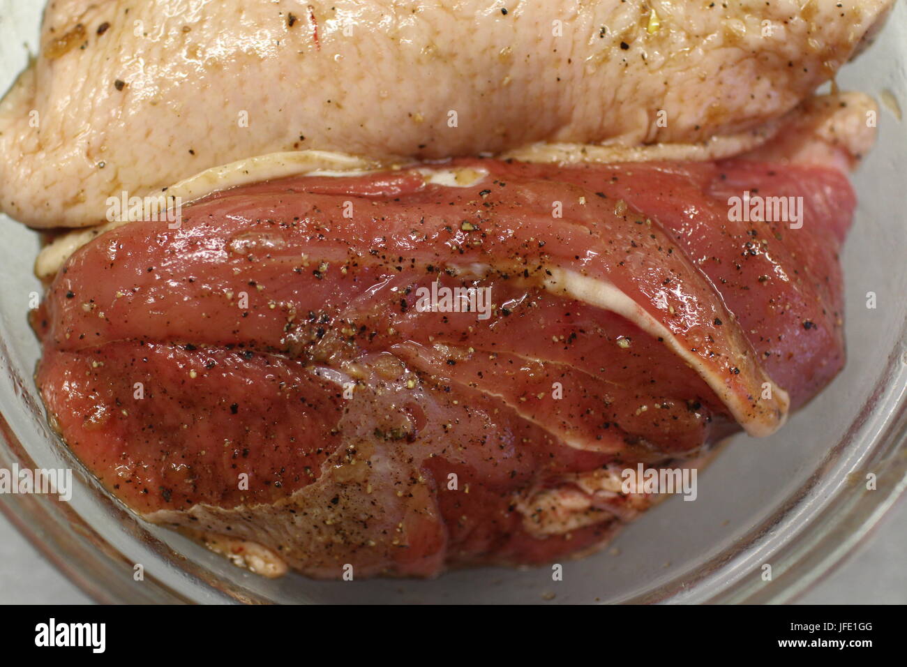 La carne cruda di anatra con spezie Foto Stock