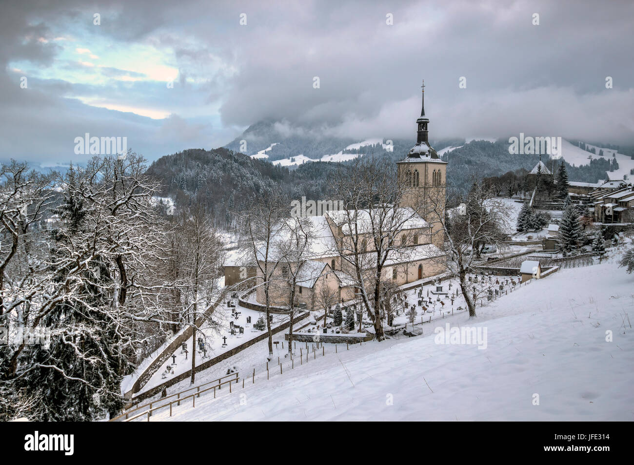La Chiesa cattolica, in alto sulle montagne, Gruyere, Svizzera Foto Stock