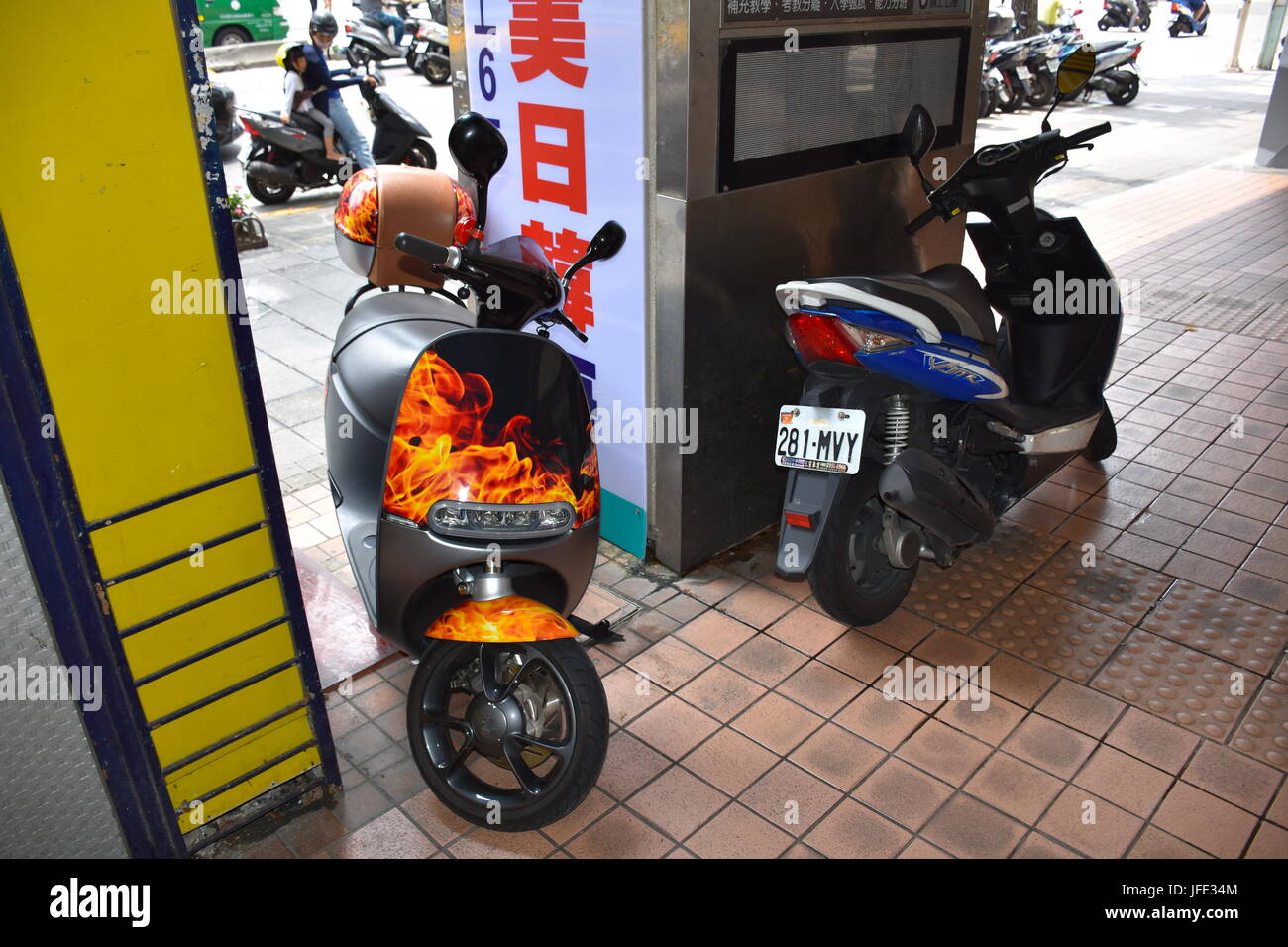 Questo scooter aveva fiamme rosse dipinto sul corpo e reso appaiono quasi reale. Taipei, Taiwan. Foto Stock