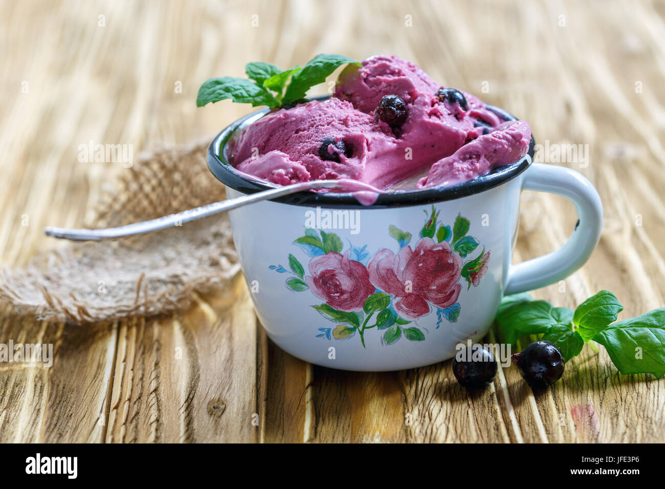 Berry gelato con ribes in una ciotola di smalto. Foto Stock