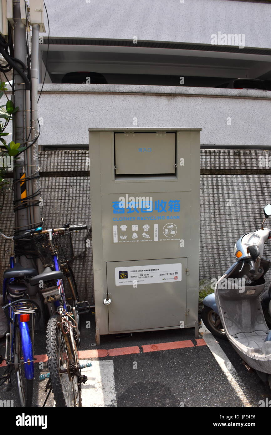 Abbigliamento cestino, green box a scendere abbigliamento per essere riutilizzata per aiutare chi è nel bisogno. La condivisione con i meno fortunati Foto Stock