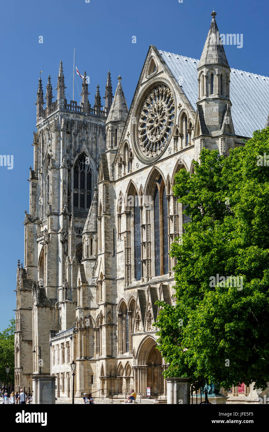 Esterno del transetto sud e la torre, York Minster (la Cattedrale Metropolitical e Chiesa di San Pietro), York, Yorkshire, Inghilterra, Regno Unito Foto Stock