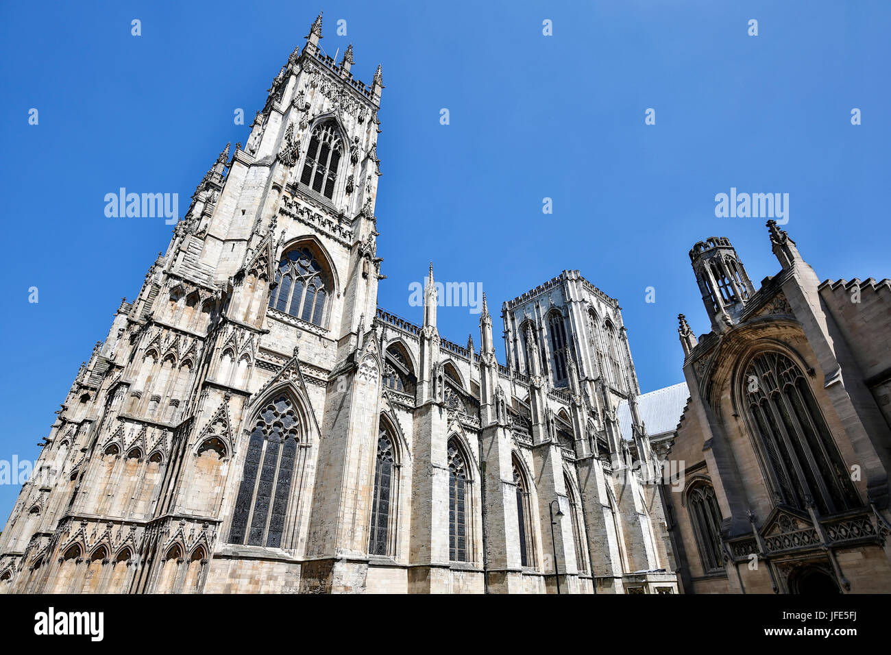 York Minster (la Cattedrale Metropolitical e Chiesa di San Pietro e San Michael-Le-Belfrey chiesa (destra), York, Yorkshire, Inghilterra, Regno re Foto Stock