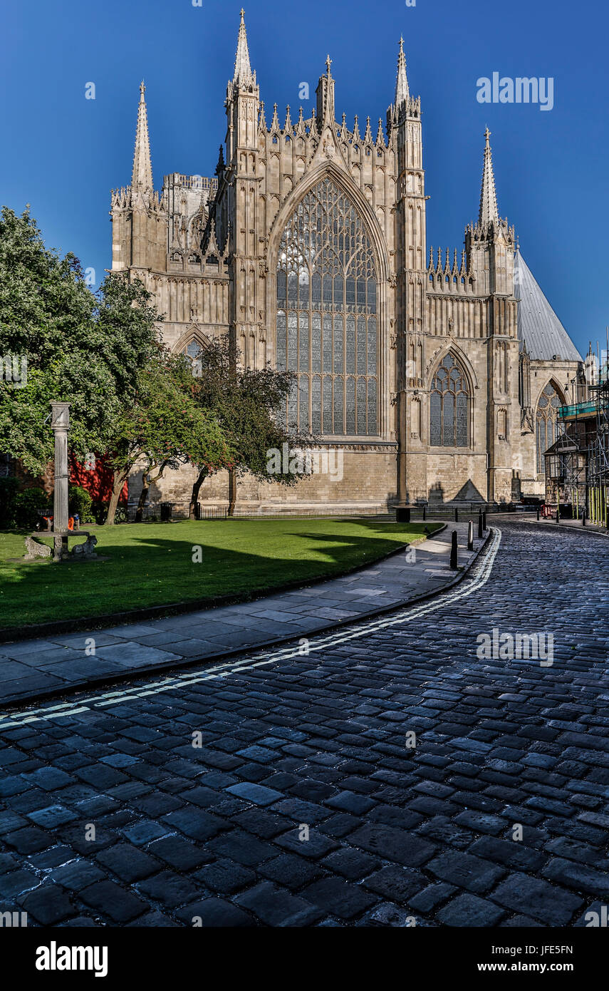 Strada di ciottoli che conducono a finestra orientale di York Minster (la Cattedrale Metropolitical e Chiesa di San Pietro), York, Yorkshire, Inghilterra, Regno Unito Foto Stock