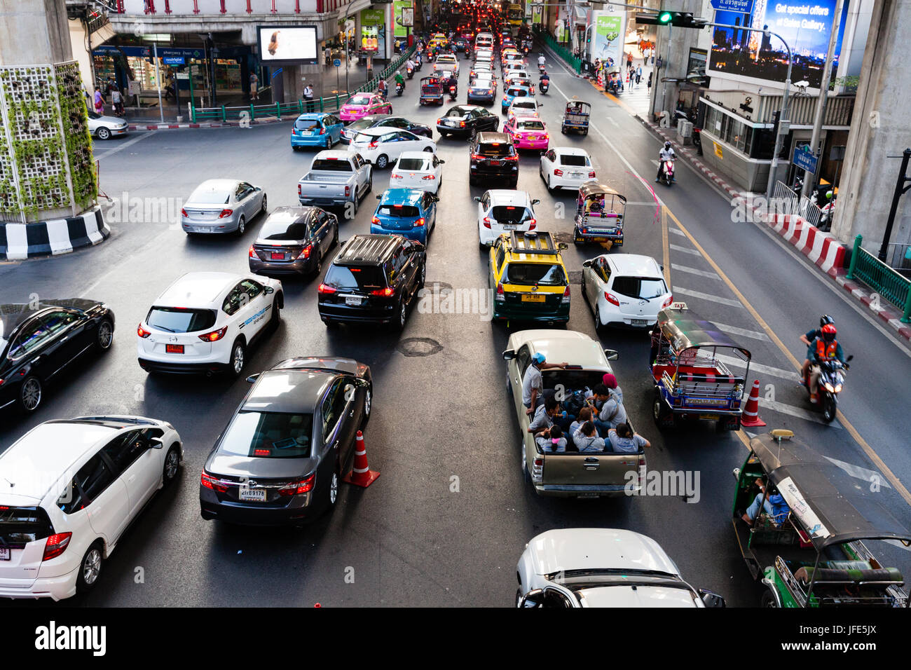 BANGKOK, Tailandia - 25 aprile: il traffico sulle strade di Bangkok il 25 aprile 2016 a Bangkok, in Thailandia. Foto Stock