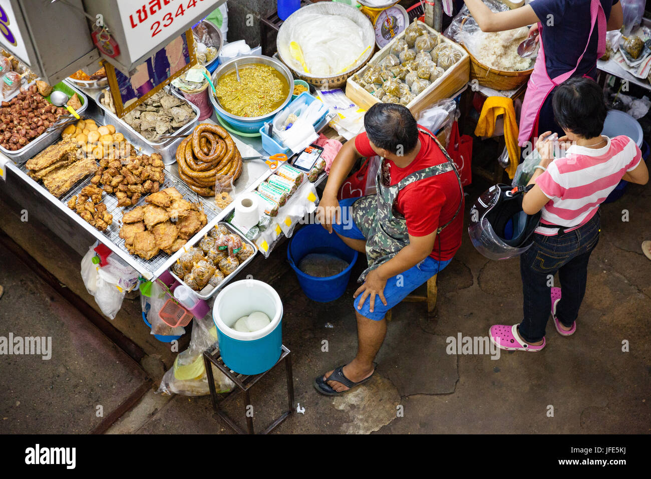 CHIANG MAI, Thailandia - 24 agosto: Uomo vende cibo al mercato il 24 agosto 2016 a Chiang Mai, Thailandia. Foto Stock