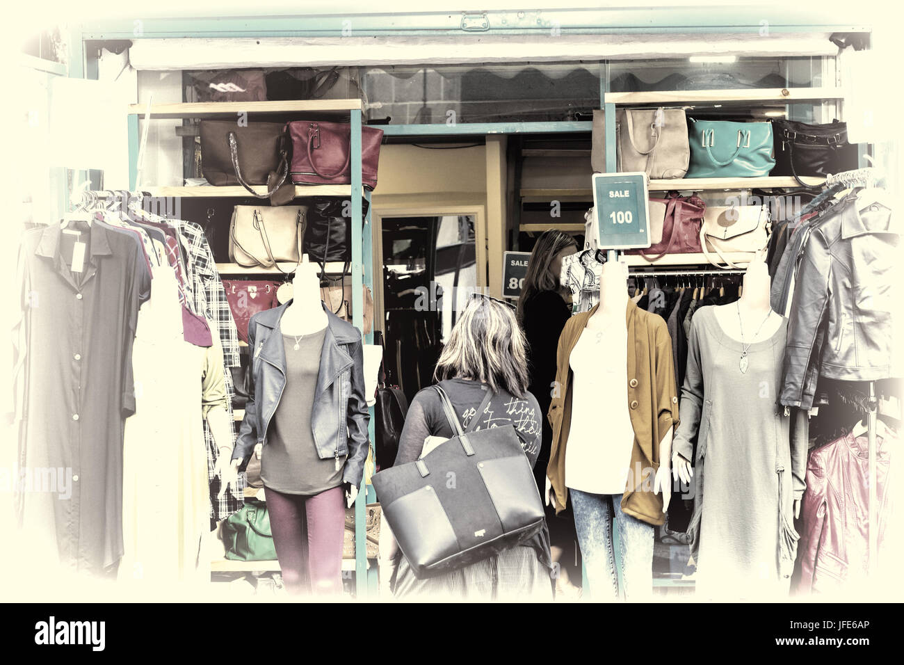 Manichini femmina in un negozio di moda Foto Stock