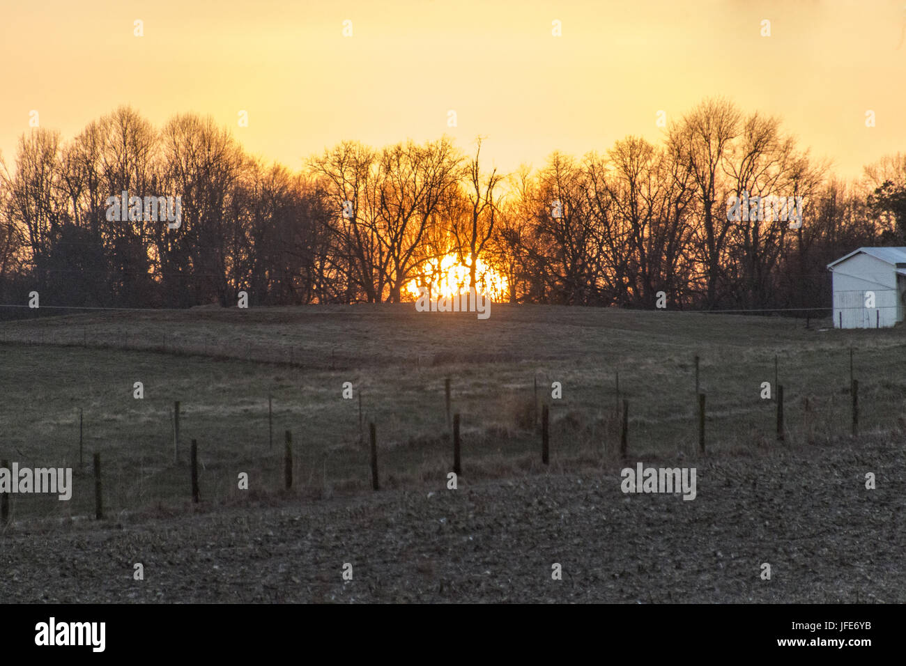 Tramonto a caldo in un freddo giorno Foto Stock