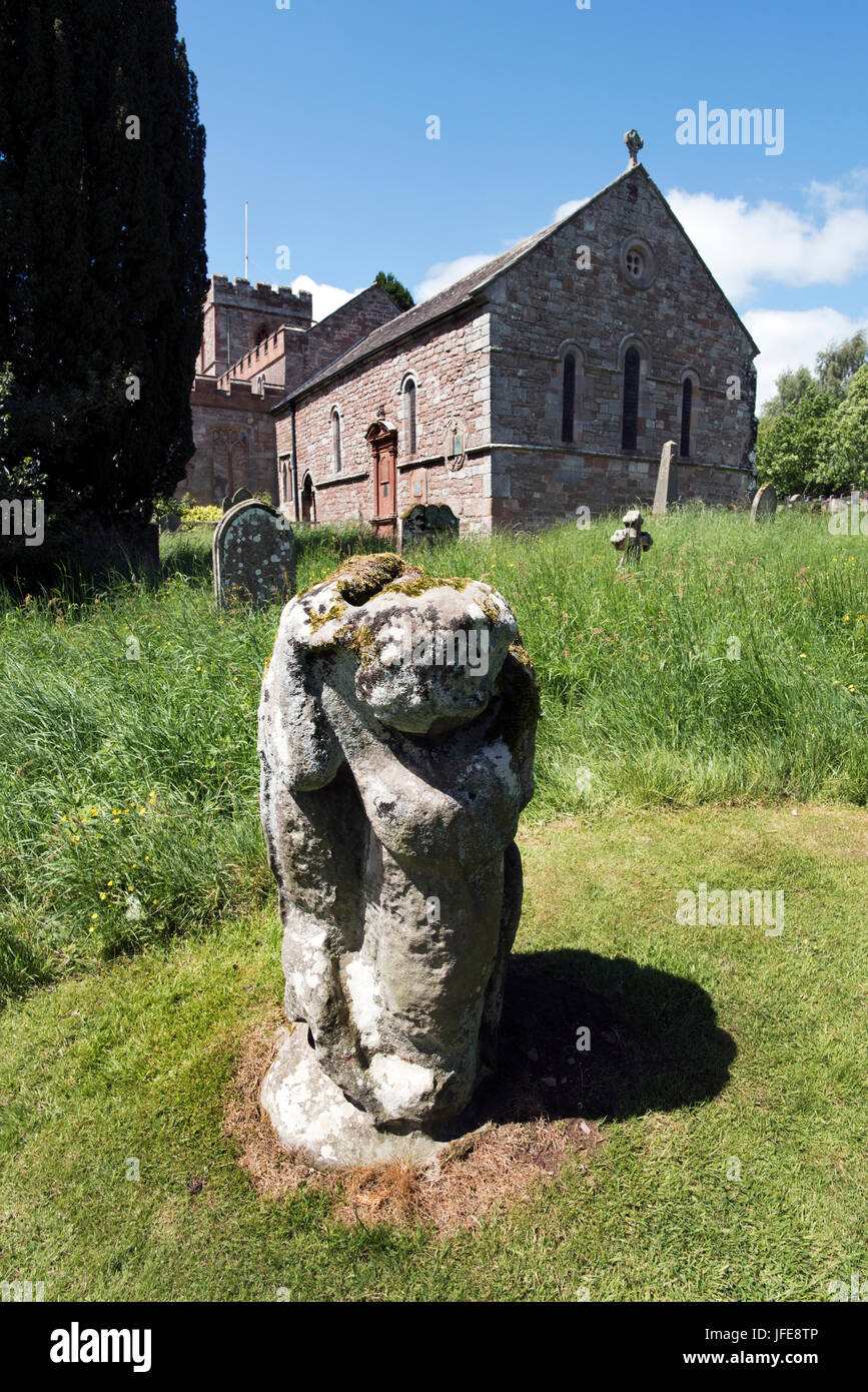 Una delle pietre orso nel sagrato a Dacre, Cumbria, Regno Unito Foto Stock