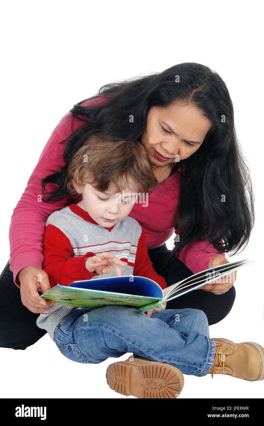 Nanny leggere il libro a little boy. Foto Stock