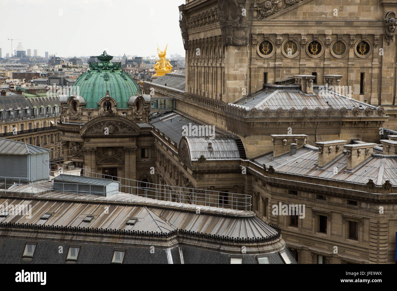 L'architettura del Teatro dell'Opera di Parigi, Palazzo Garnier, contro la città sullo sfondo. Foto Stock