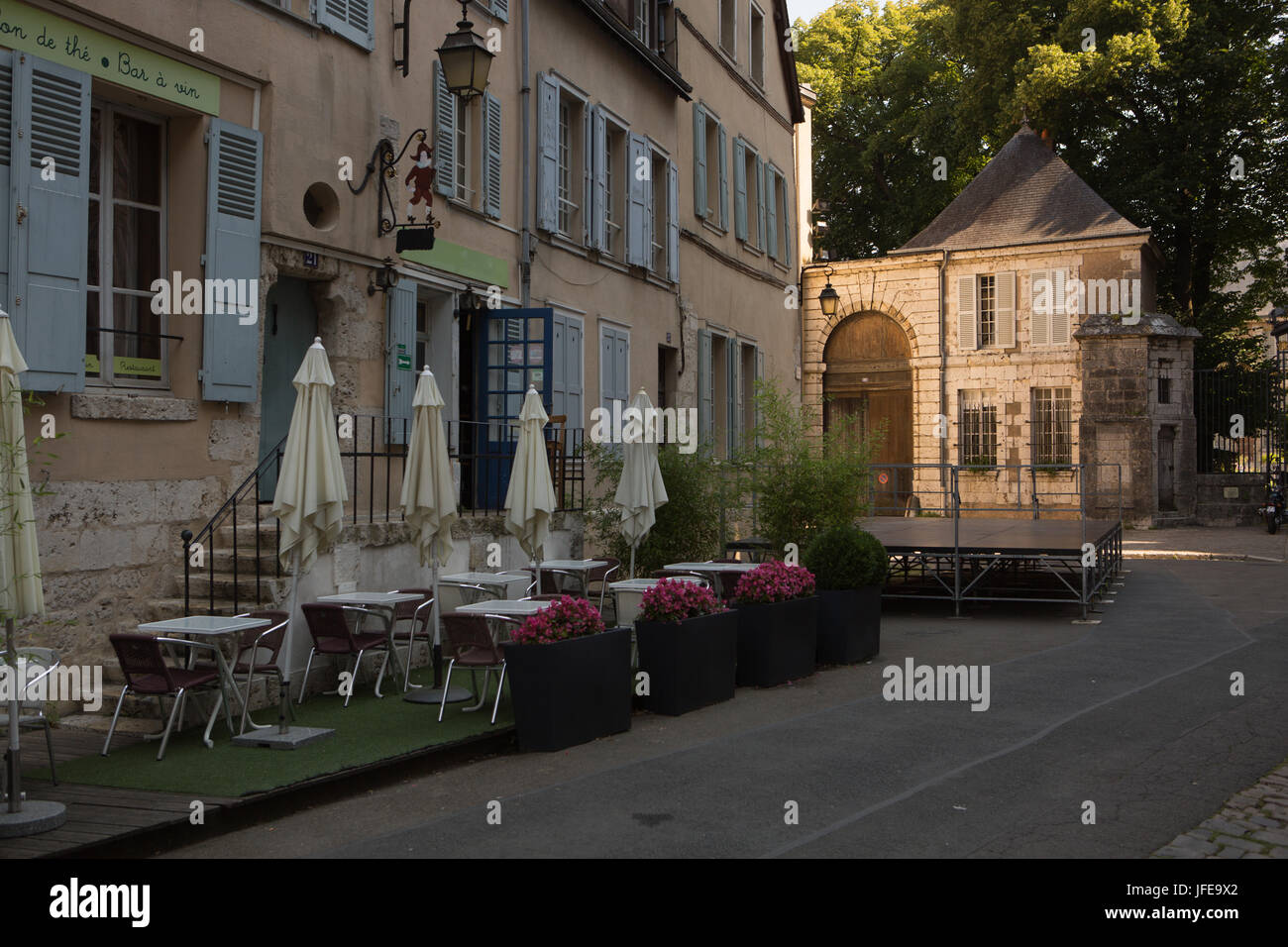 Una strada tranquilla con un ristorante nel centro di Chartres. Foto Stock