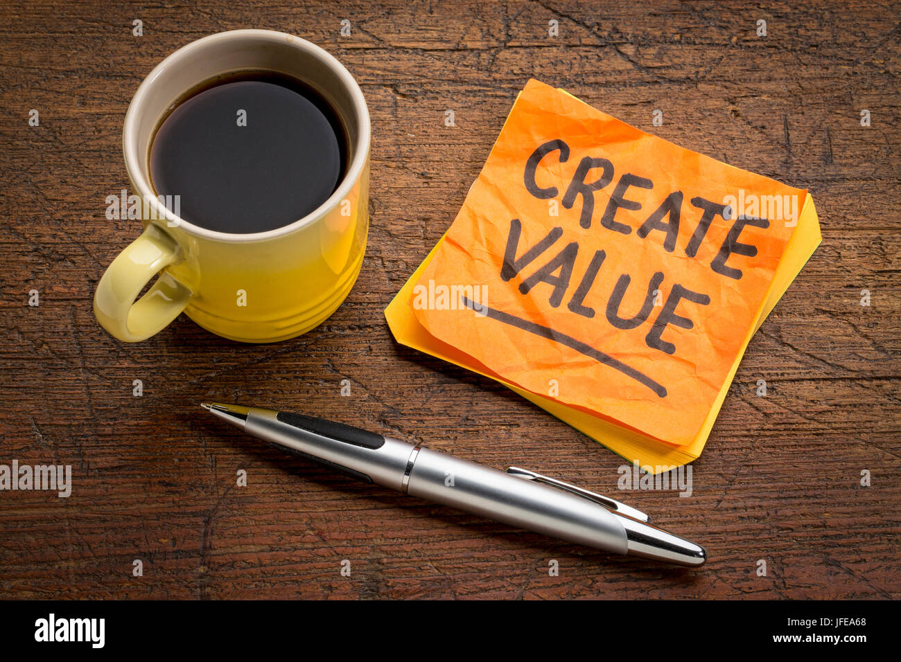 Creare valore di promemoria o consigli - ispirazione concetto - scrittura su una nota adesiva con una tazza di caffè Foto Stock