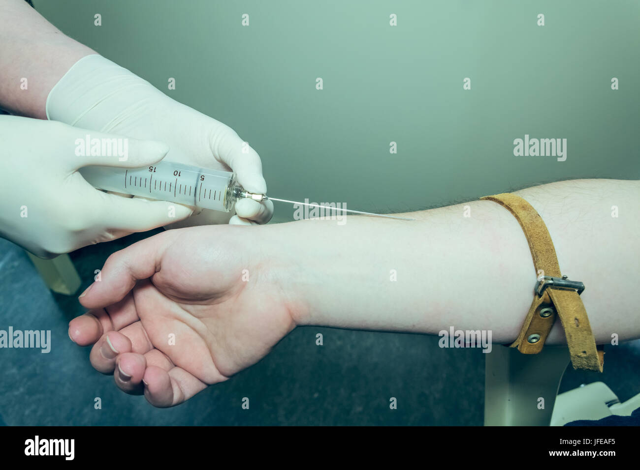 Medico o infermiere tenuto dal sangue di un paziente Foto Stock