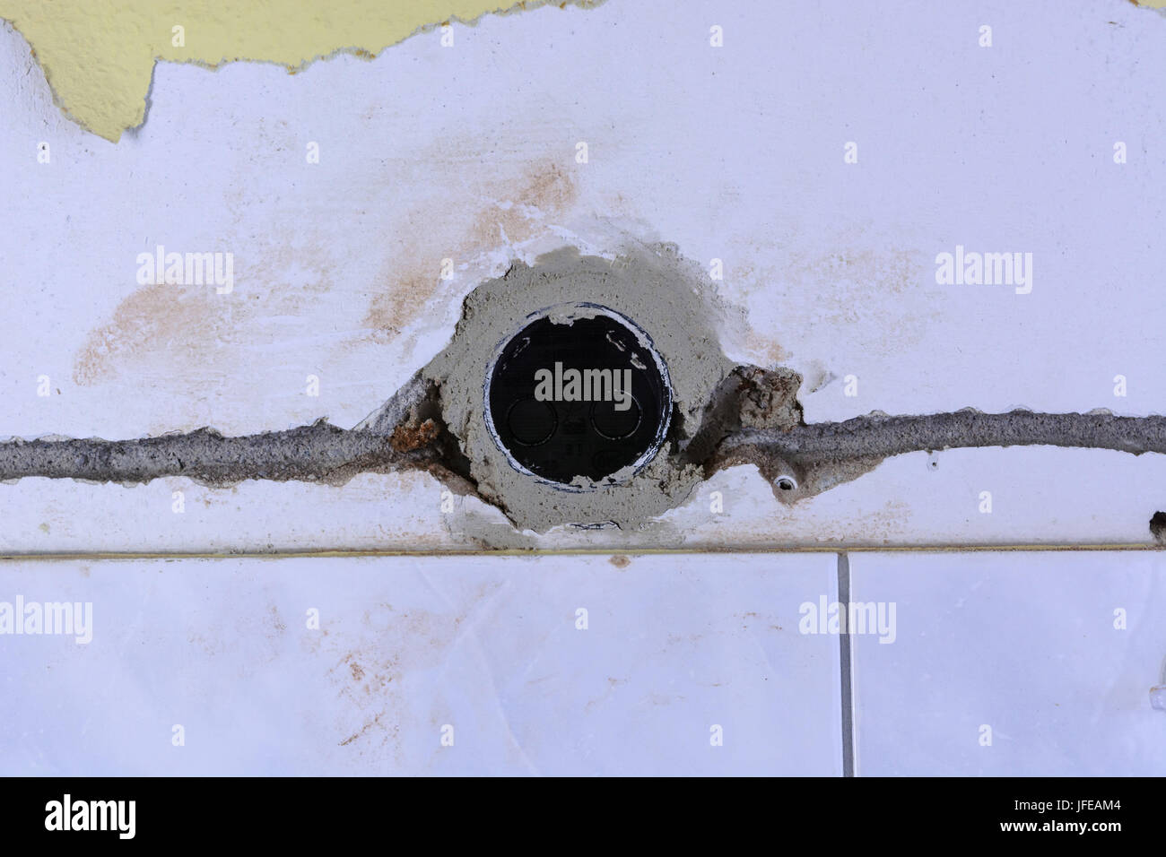 Cavi elettrici sotto intonaco Foto Stock