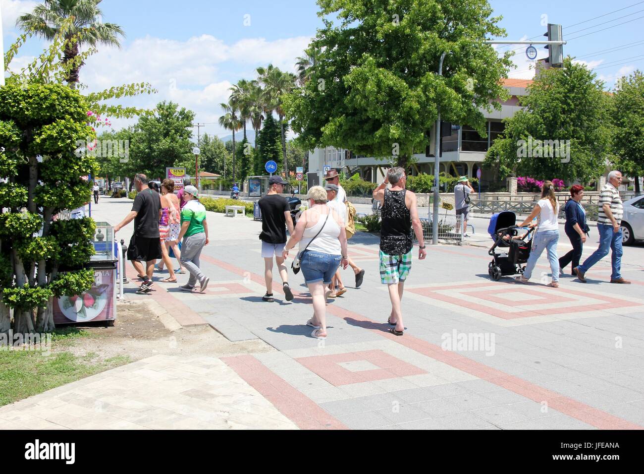 31 MAGGIO 2017,FETHIYE, TURCHIA: turisti camminando lungo il lungomare del porto di Fethiye in Turchia, 31 maggio 2017 Foto Stock