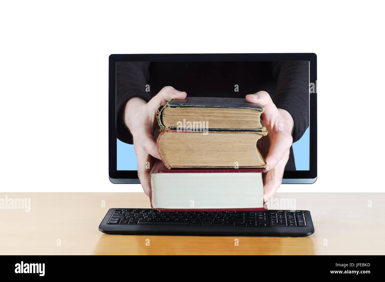 Bracci di raggiungere attraverso lo schermo del computer tenendo un pila di tre libri vintage. Composito concettuale shot per illustrare la distribuzione online di libri, knowle Foto Stock