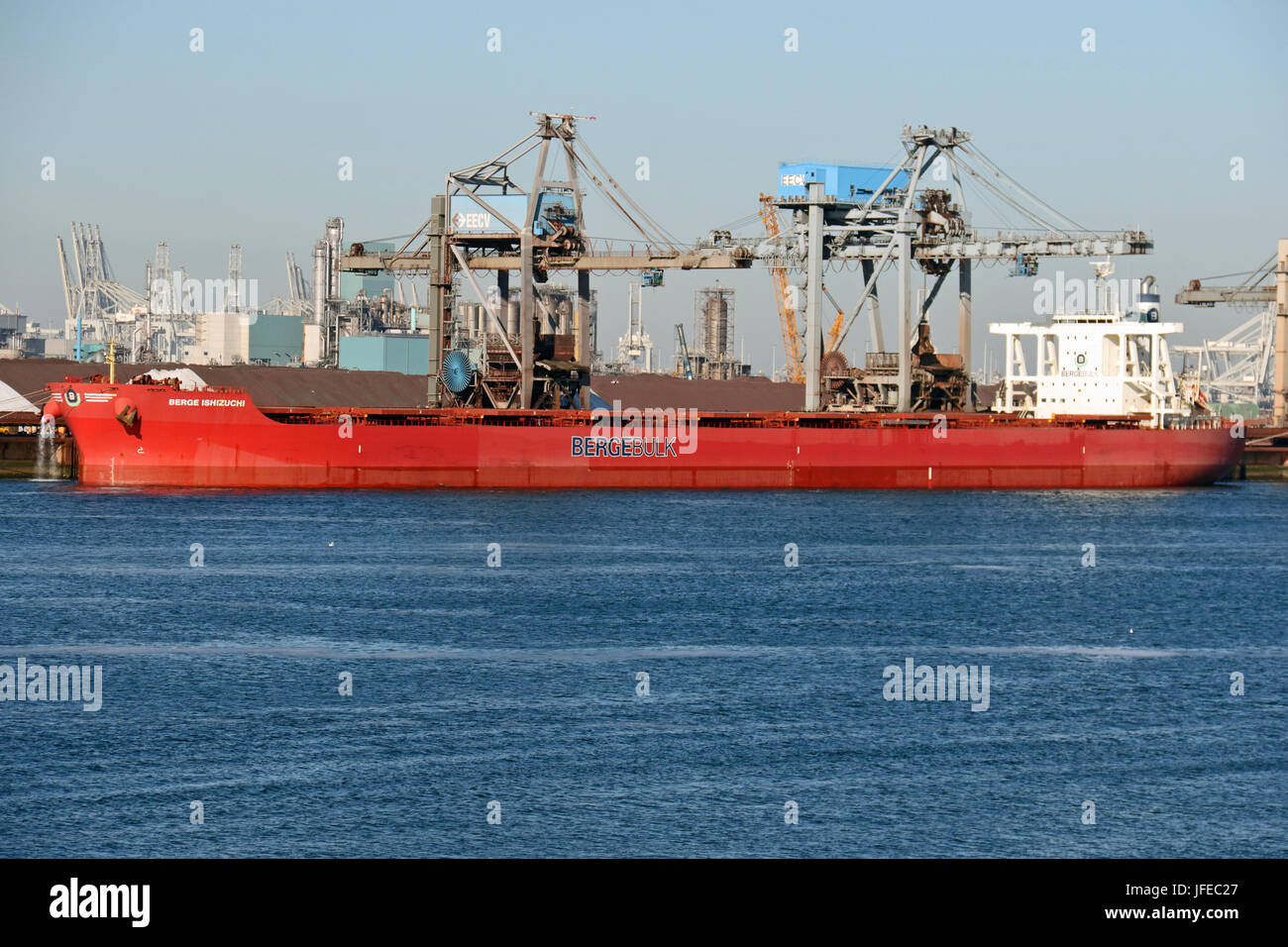 Il bulk carrier Berge Ishizuchi viene scaricato nel porto di Rotterdam. Foto Stock