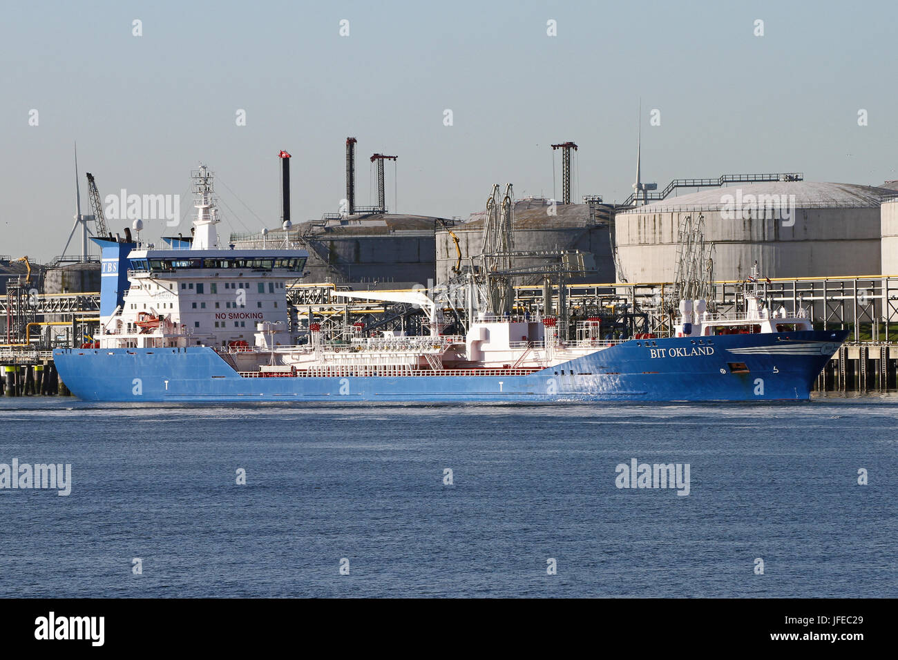 La petroliera Okland Bit viene scaricato nel porto di Rotterdam. Foto Stock